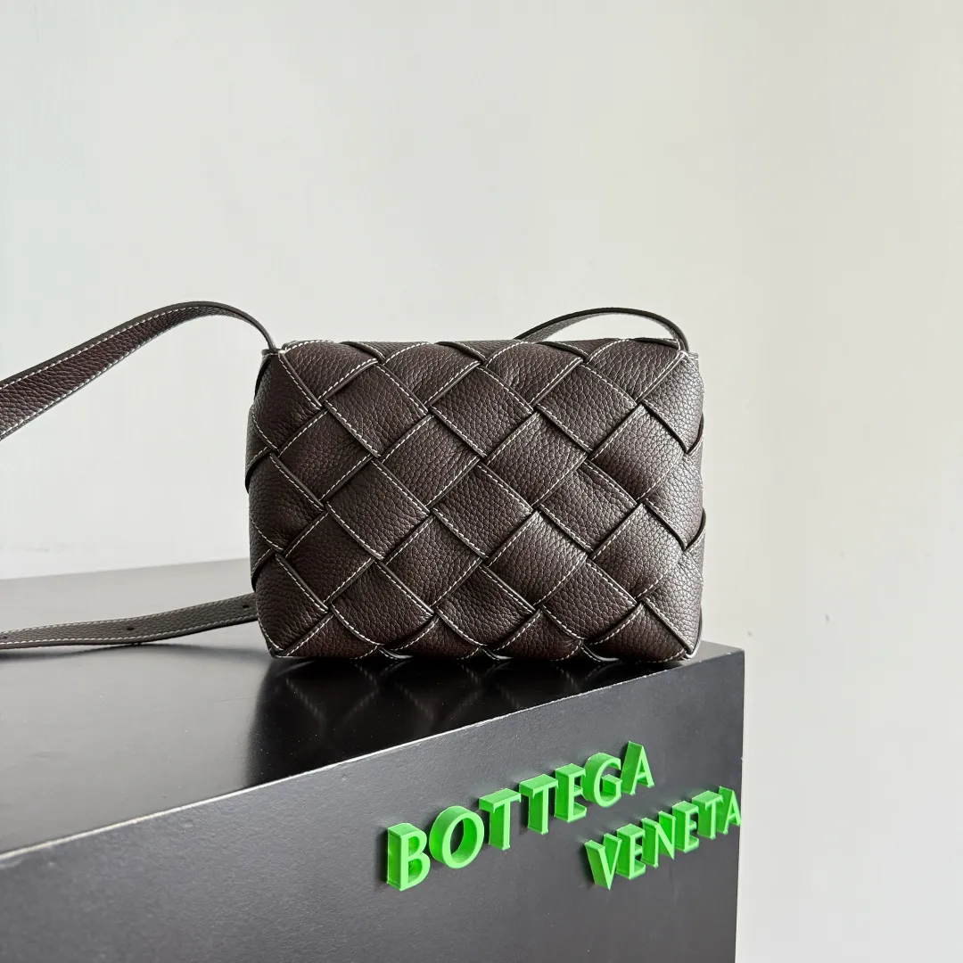 Batch 1860 BOTTEGA VENETA new Diago crossbody bag The diagonally built dynamic silhouette shows unique ingenuity. As a member of the B family's early autumn series, it uses the highest quality calfskin. The entire bag is softer, thicker and heavier, and durable. It is equipped with an adjustable strap. The texture of the 3cm wide leather strap is very similar to the litchi pattern. It is slightly stiffer than the litchi pattern. It is low-key, luxurious and full of connotation. It is refreshing and comfortable to match the upper body. Hu Yitian was also successfully captured by it. Style number: 795637 Size: 22.5*16.5*5.5cm